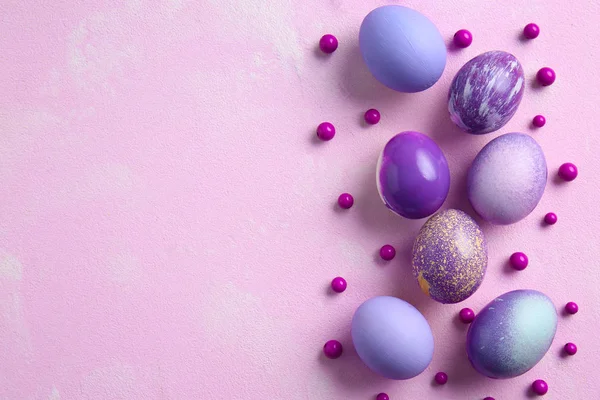 Beaux oeufs de Pâques sur fond de couleur — Photo