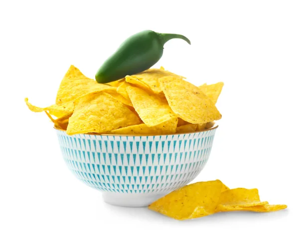 Skål med välsmakande nachos på vit bakgrund — Stockfoto