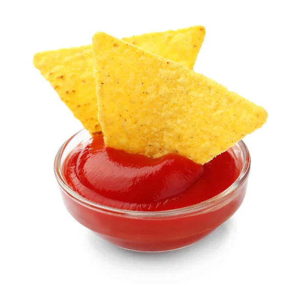 Cuenco con salsa de tomate caliente y sabrosos nachos sobre fondo blanco —  Fotos de Stock