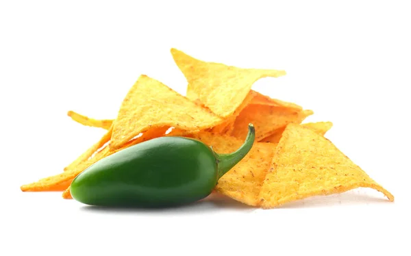 Välsmakande nachos och jalapeno på vit bakgrund — Stockfoto