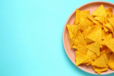 Renkli arkaplanda lezzetli nachos tabağı