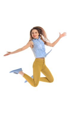 Beyaz arka plan üzerinde mutlu atlama kadın