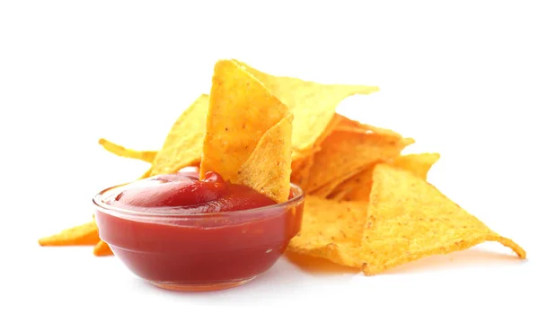 Saboroso nachos e molho de tomate no fundo branco — Fotografia de Stock