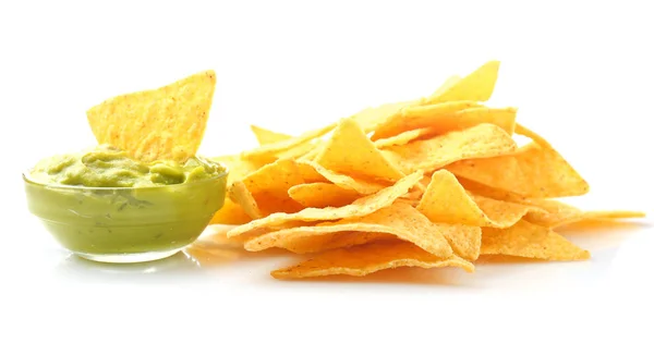 Sabrosos nachos y guacamole sobre fondo blanco — Foto de Stock