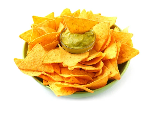 Skål med välsmakande nachos och guacamole på vit bakgrund — Stockfoto