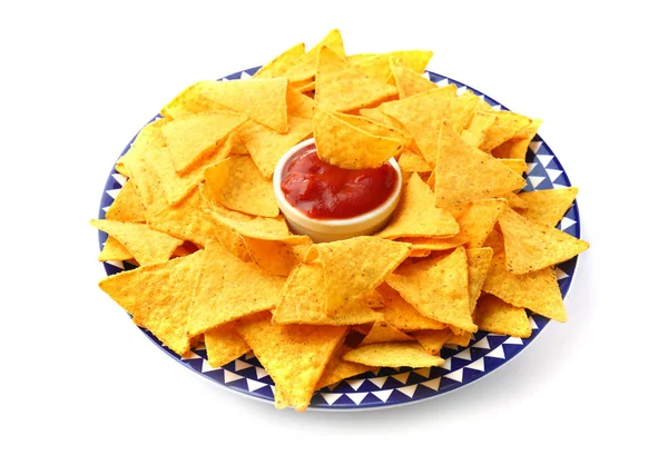 Plato con sabrosos nachos y salsa de tomate sobre fondo blanco — Foto de Stock
