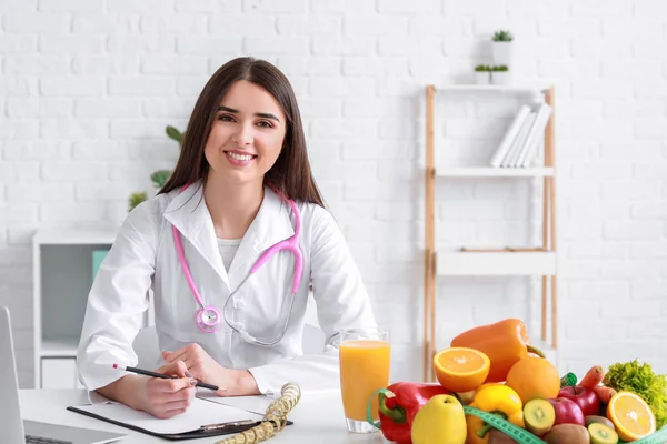 Portret van vrouwelijke voedingsdeskundige in haar kantoor — Stockfoto