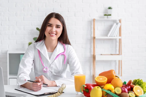 Portret kobiety dietetyka w jej biurze — Zdjęcie stockowe