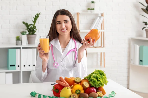 Portret van vrouwelijke voedingsdeskundige in haar kantoor — Stockfoto