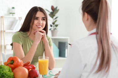 Genç kadın beslenme kilo kaybı kliniği ziyaret