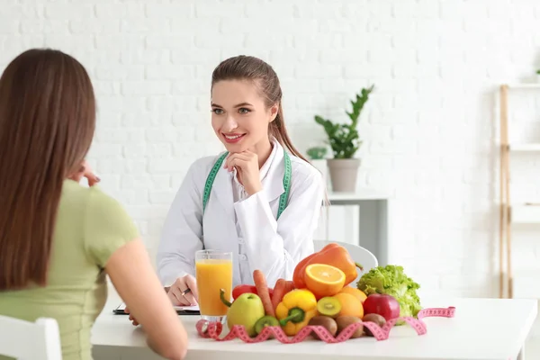 Jonge vrouw voedingsdeskundige in gewicht verlies kliniek bezoeken — Stockfoto