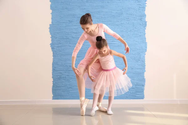 Sedikit latihan balerina dengan pelatih di studio tari — Stok Foto