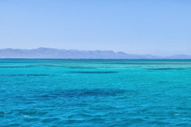Güzel bir deniz manzarası yaz gününde