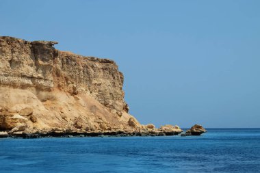 Güzel manzara ile üzerinde deniz kayalıklarla