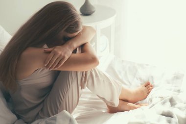 Yalnız kadın evde depresyon