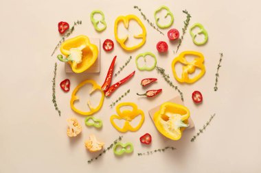 Açık renkli çeşitli sebze ile düz yatıyordu kompozisyon