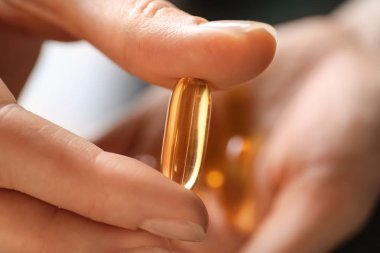 Kadın holding hap, portre