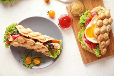 Lezzetli kabarcık waffle beyaz masada soslar