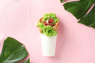 Lezzetli kabarcık gözleme ve renk arka plan üzerinde tropikal yapraklar ile fincan