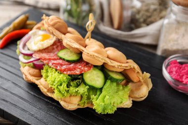 Sahanda yumurta ve sosis dilimleri ahşap masa, closeup ile lezzetli kabarcık gözleme