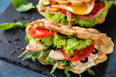 Lezzetli kabarcık waffle kayrak plaka, portre