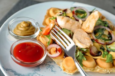 Et ve soslar plaka, closeup ile lezzetli kabarcık gözleme