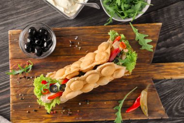 Et ve sebze ahşap tahta üzerinde ile lezzetli kabarcık gözleme