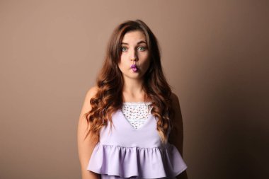 Renk arka plan üzerinde komik genç kadın portresi