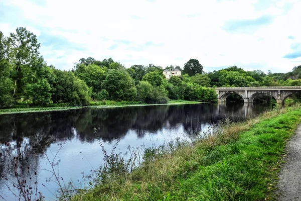 Prachtig uitzicht op de rustige rivier op platteland — Stockfoto