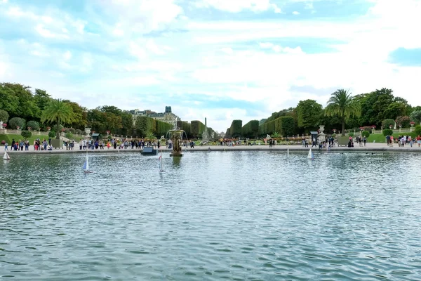 都市公園内の噴水がある美しい池 — ストック写真