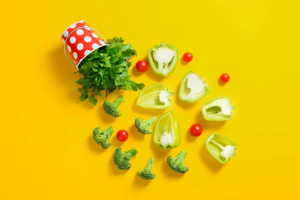 Плоская композиция с различными овощами и металлическим ведром на цветном фоне — стоковое фото