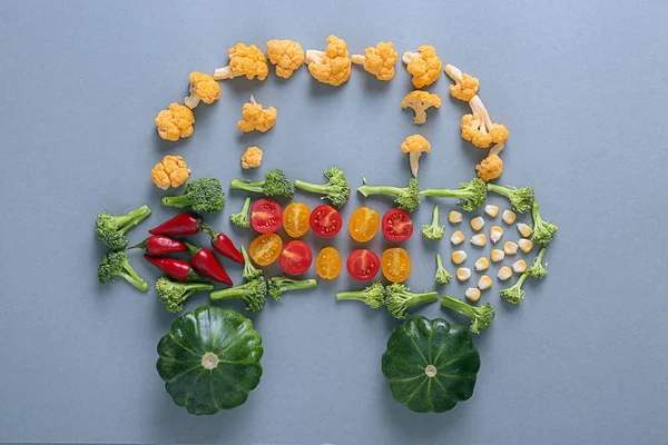 Плоская композиция с различными овощами на сером фоне — стоковое фото