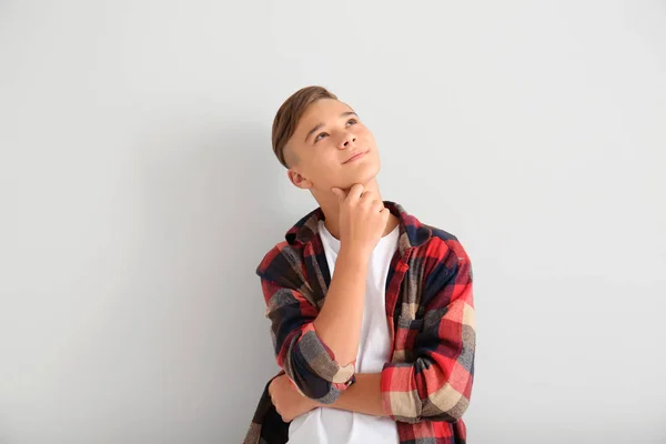 Gondolkodó tizenéves fiú fehér háttér — Stock Fotó