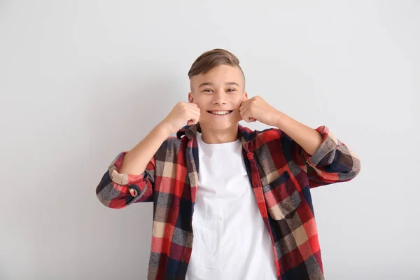 Vicces tizenéves fiú fehér háttér — Stock Fotó
