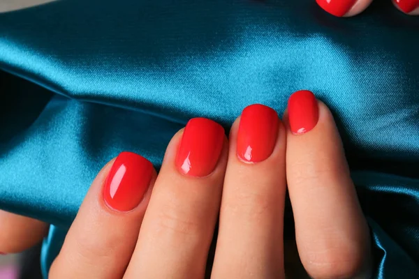 Mujer con elegante manicura hermosa celebración de tela, primer plano — Foto de Stock