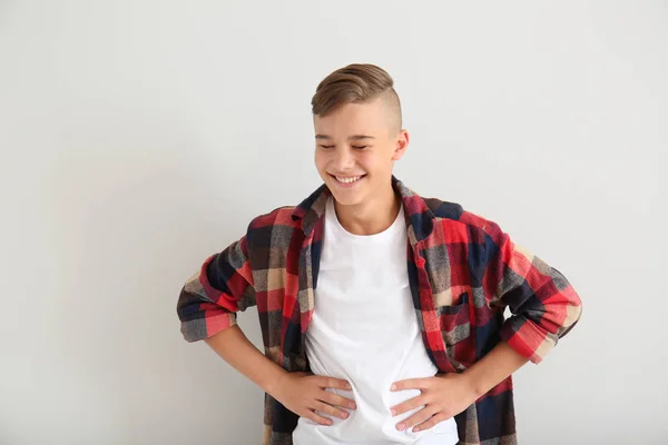 Nevetve tizenéves fiú, fehér háttér — Stock Fotó