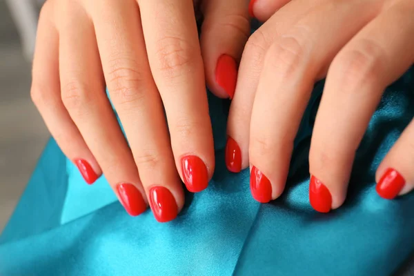 Mujer con elegante manicura hermosa celebración de tela, primer plano — Foto de Stock