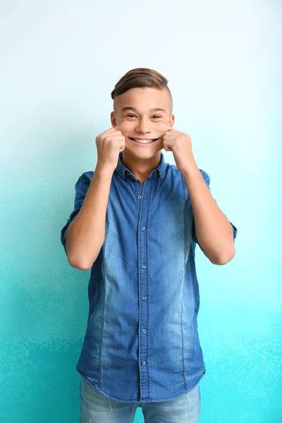 Lustige Teenager-Junge auf farbigem Hintergrund — Stockfoto