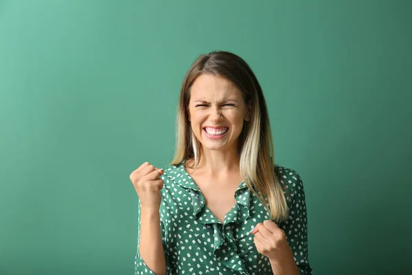 Boze jonge vrouw op een achtergrond met kleur — Stockfoto