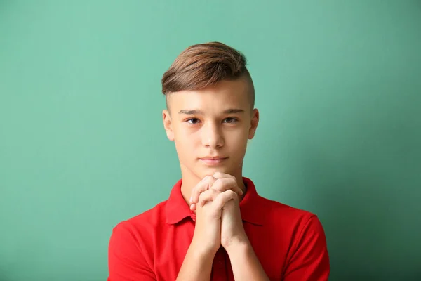 色の背景上の 10 代の少年の肖像画 — ストック写真