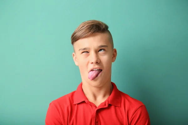Legrační portrét dospívající chlapce na pozadí — Stock fotografie