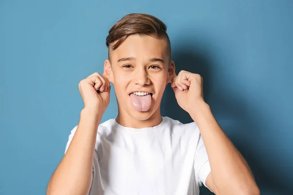 Vicces érzelmi tizenéves fiú színes háttérrel — Stock Fotó