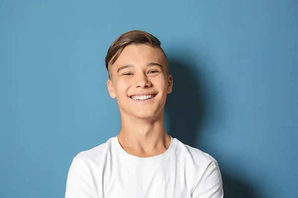 Usmívající se dospívající chlapec na barvu pozadí — Stock fotografie