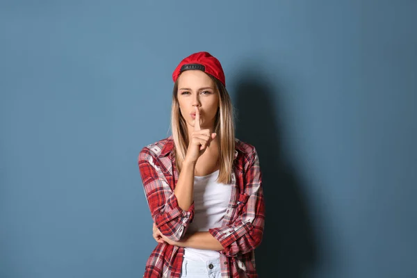 Krásná mladá žena ukazující mlčení gesto na barevném pozadí — Stock fotografie