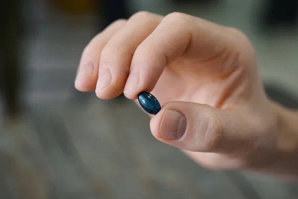 Woman holding pill, closeup — Stock Photo, Image