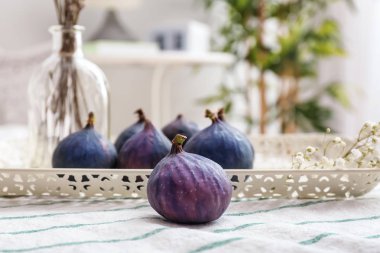 Tablo tarih temiz olgun incir ile tepsi