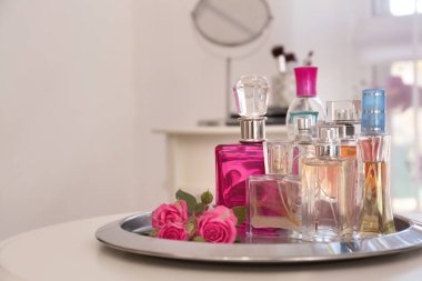 Çiçekli metal tepsi parfüm şişe