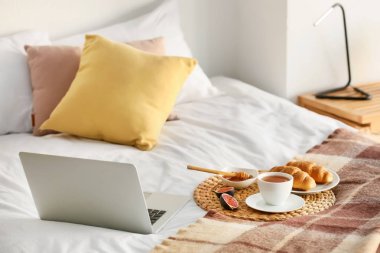 Hasır mat lezzetli breakfast ve yatak üstünde laptop ile