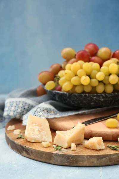 Lemez érett lédús szőlővel és sajtot fa táblák — Stock Fotó