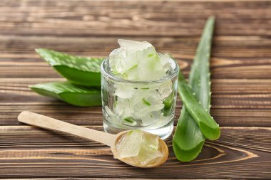 Cam ve ahşap masa aloe vera kaşıkla